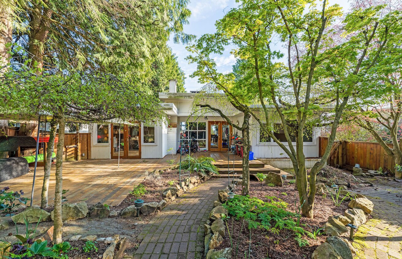 COZY FAMILY HOME IN THE HEART OF AMBLESIDE- 1488 Palmerston Avenue, West Vancouver