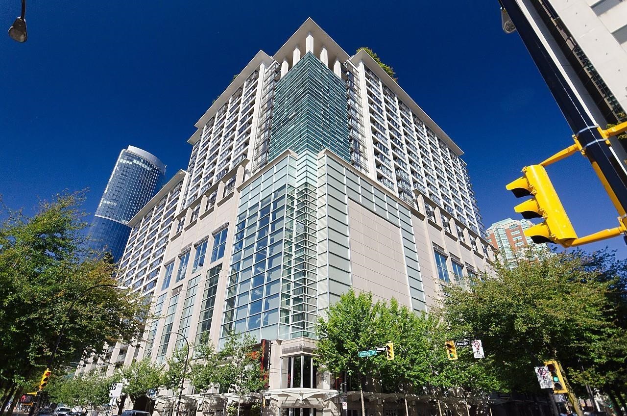 COSMOPOLITAN RETREAT IN THE VIBRANT HEART OF DOWNTOWN VANCOUVER - 1602 938 Smithe Street, Vancouver
