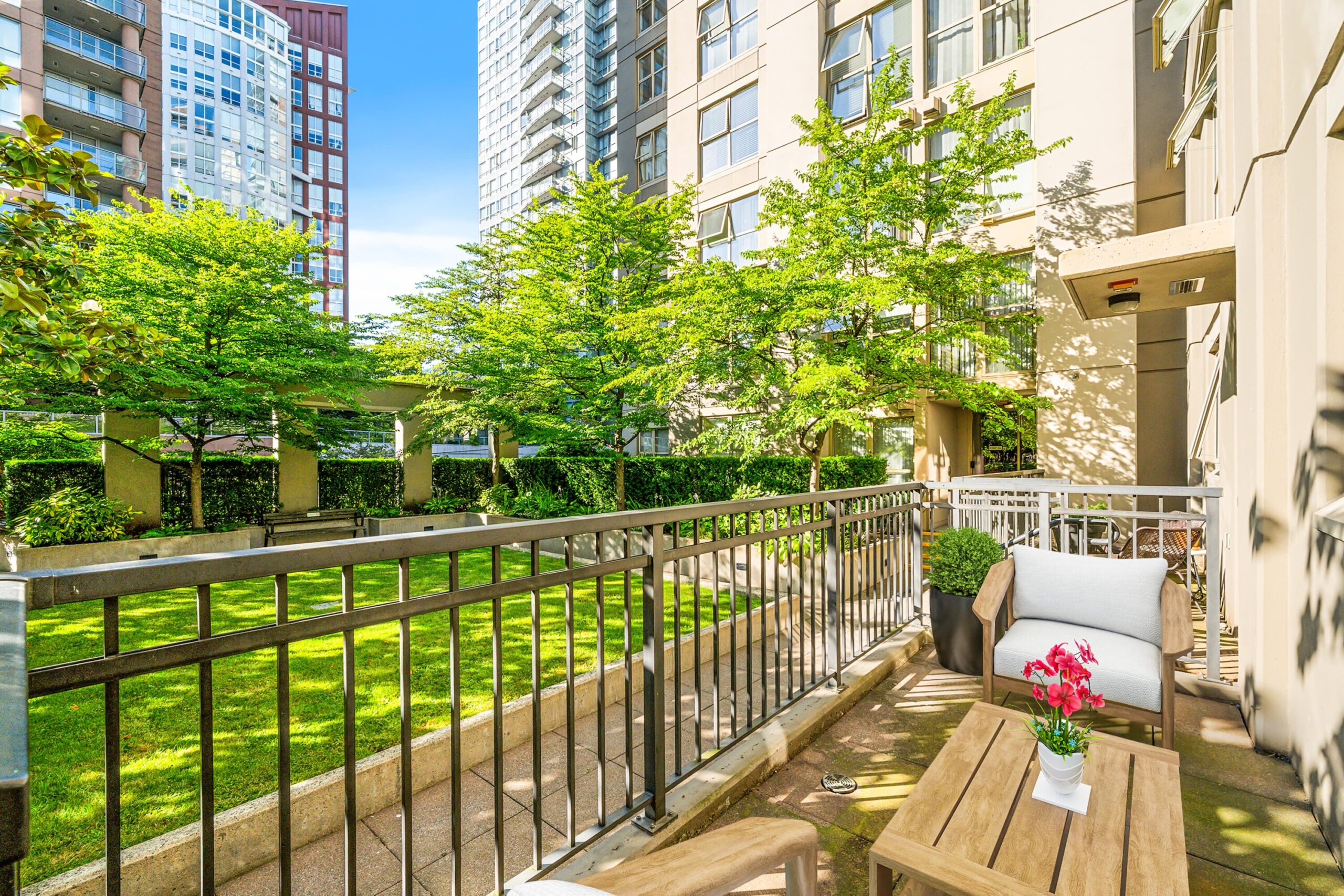 RARE LOFT-STYLE TOWNHOUSE IN THE HEART OF YALETOWN WITH PRIVATE ENTRY OFF THE COURTYARD! - TH8 989 Richards Street