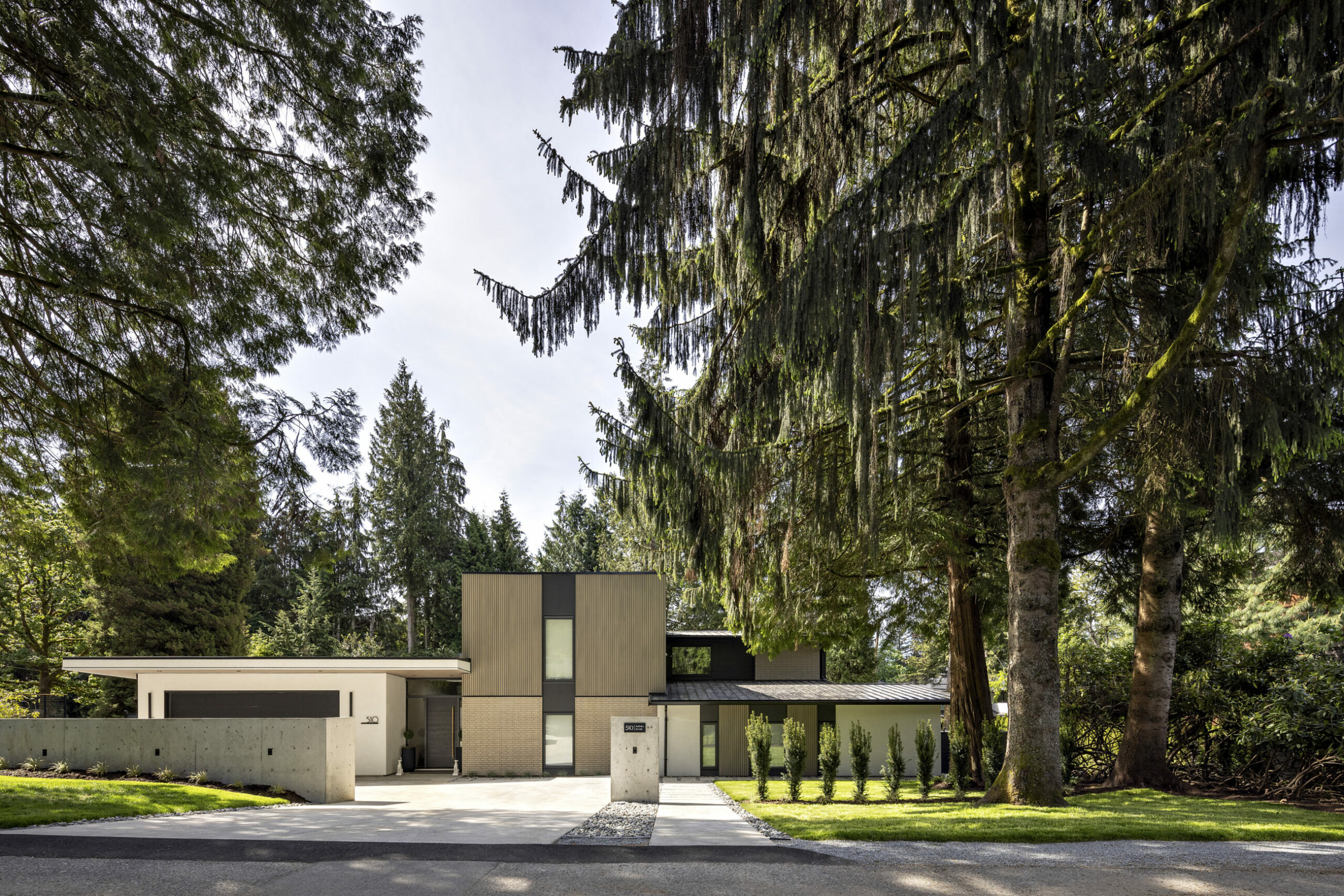 LUXURIOUS AND CONTEMPORARY HOME BY FRITS DE VRIES AND AWARD WINNING KALU INTERIORS - 510 Burhill Road, West Vancouver