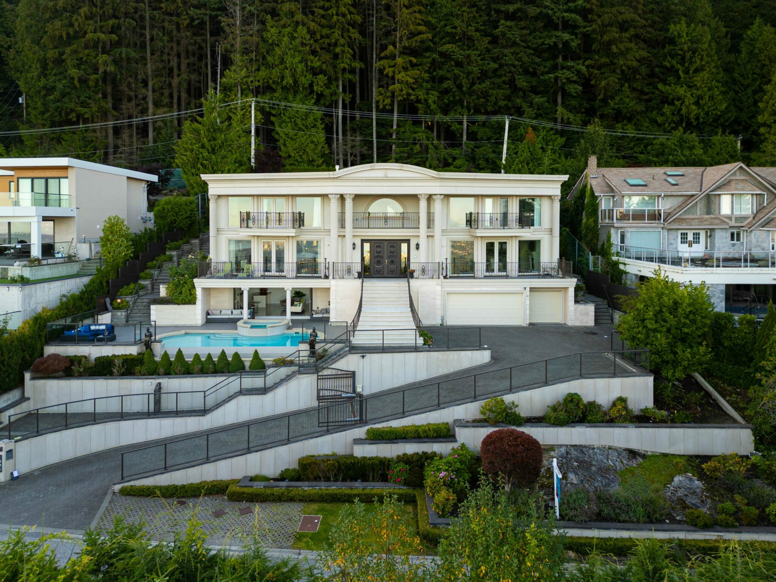 BRITISH PROPERTIES WITH 280-DEGREE PANORAMIC STUNNING VIEWS - 1095 Millsteam Road, West Vancouver