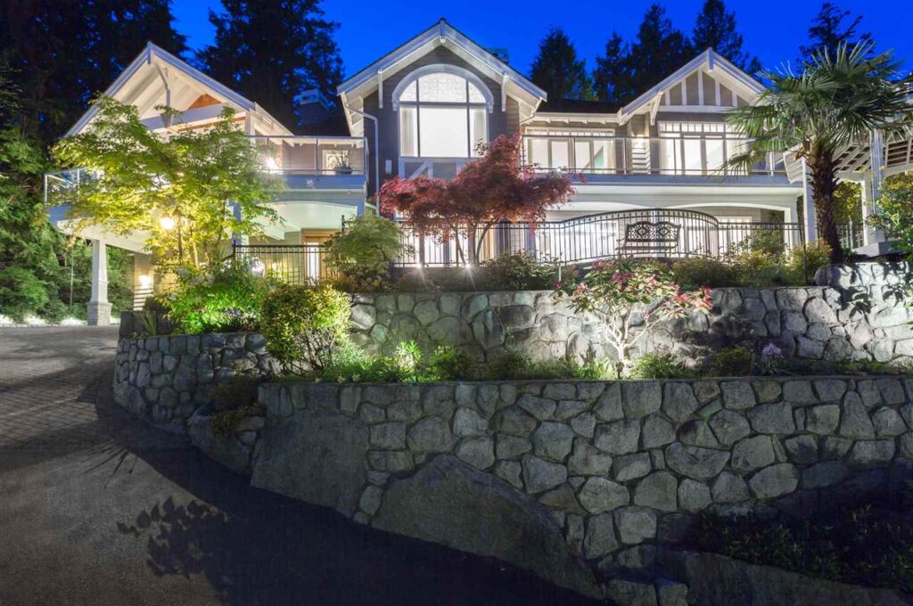 STUNNING CUSTOM HOME IN PRESTIGIOUS WEST BAY – 3395 Thompson Crescent