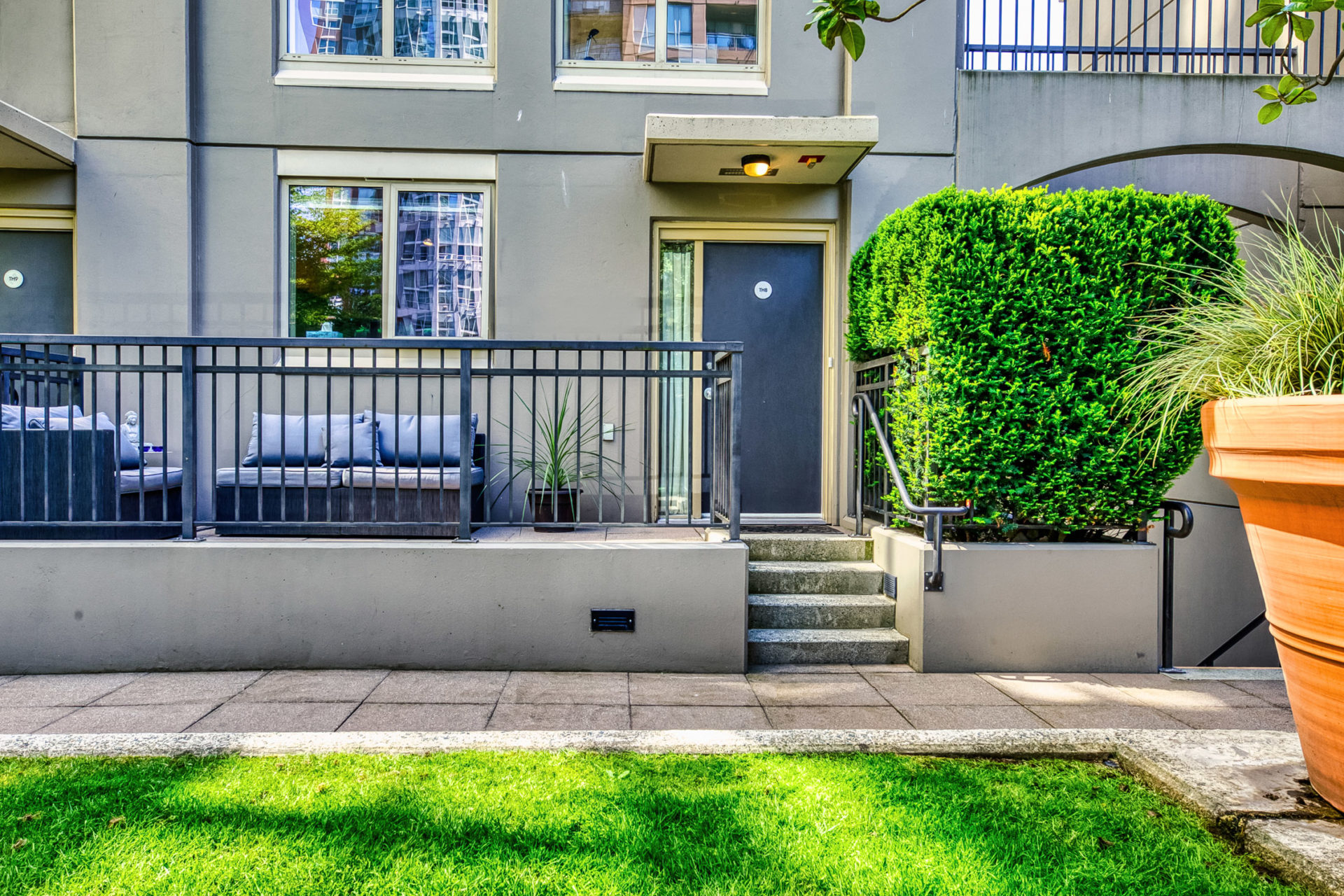 TH8 - 989 Richards Street