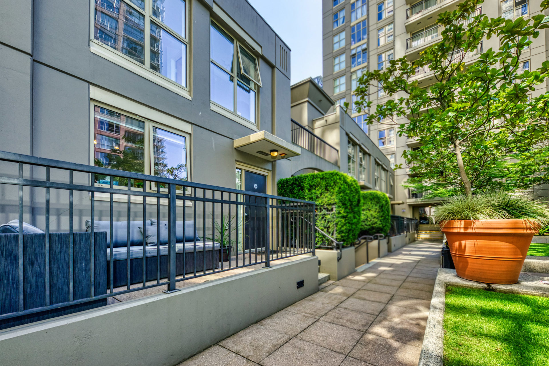 TH8 - 989 Richards Street