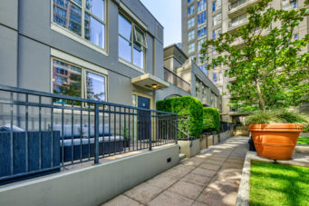 TH8 - 989 Richards Street