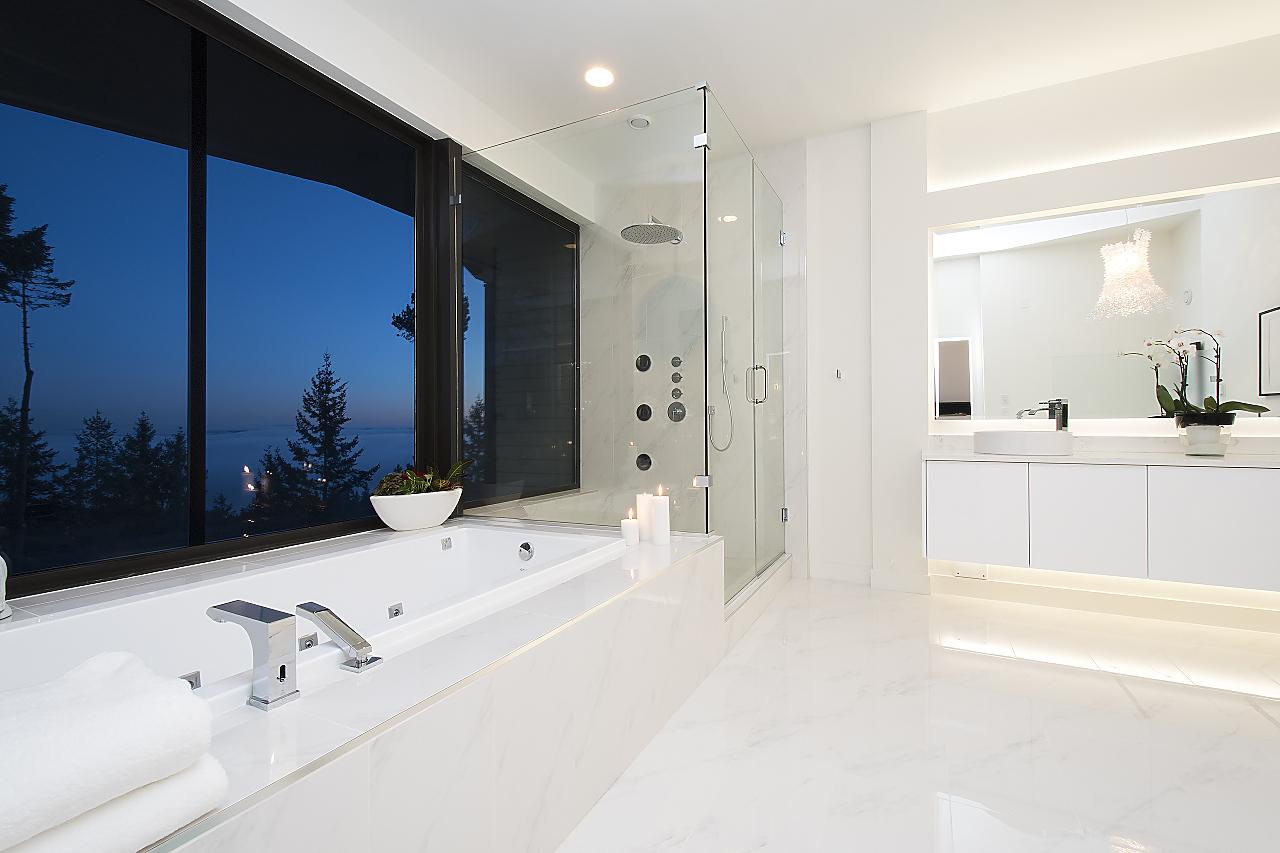 5032 Pinetree Crescent