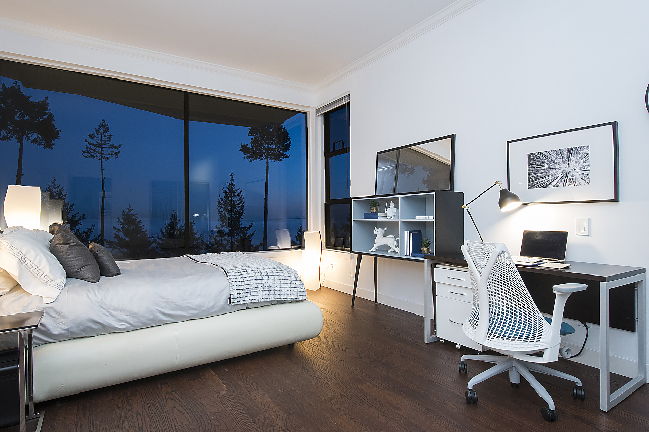 5032 Pinetree Crescent