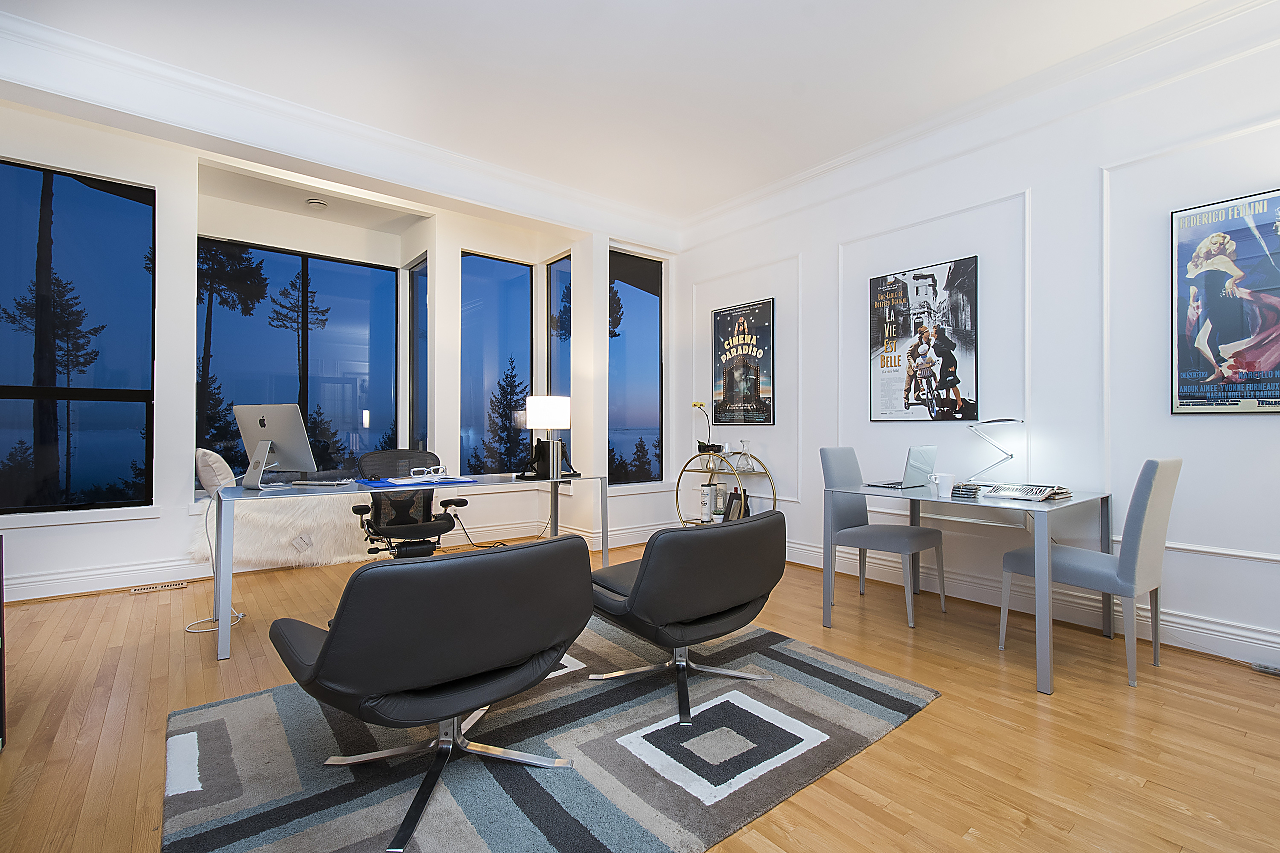 5032 Pinetree Crescent