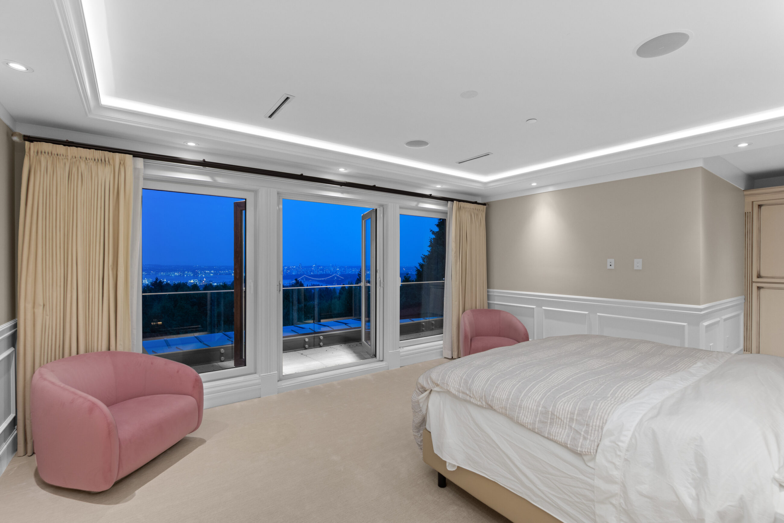 GRAND EUROPEAN CLASSIC LUXURY PROPERTY IN THE BEST BLOCK OF BRITISH PROPERTIES - 1367 Chartwell Dr, West Vancouver