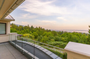 GRAND EUROPEAN CLASSIC LUXURY PROPERTY IN THE BEST BLOCK OF BRITISH PROPERTIES - 1367 Chartwell Dr, West Vancouver