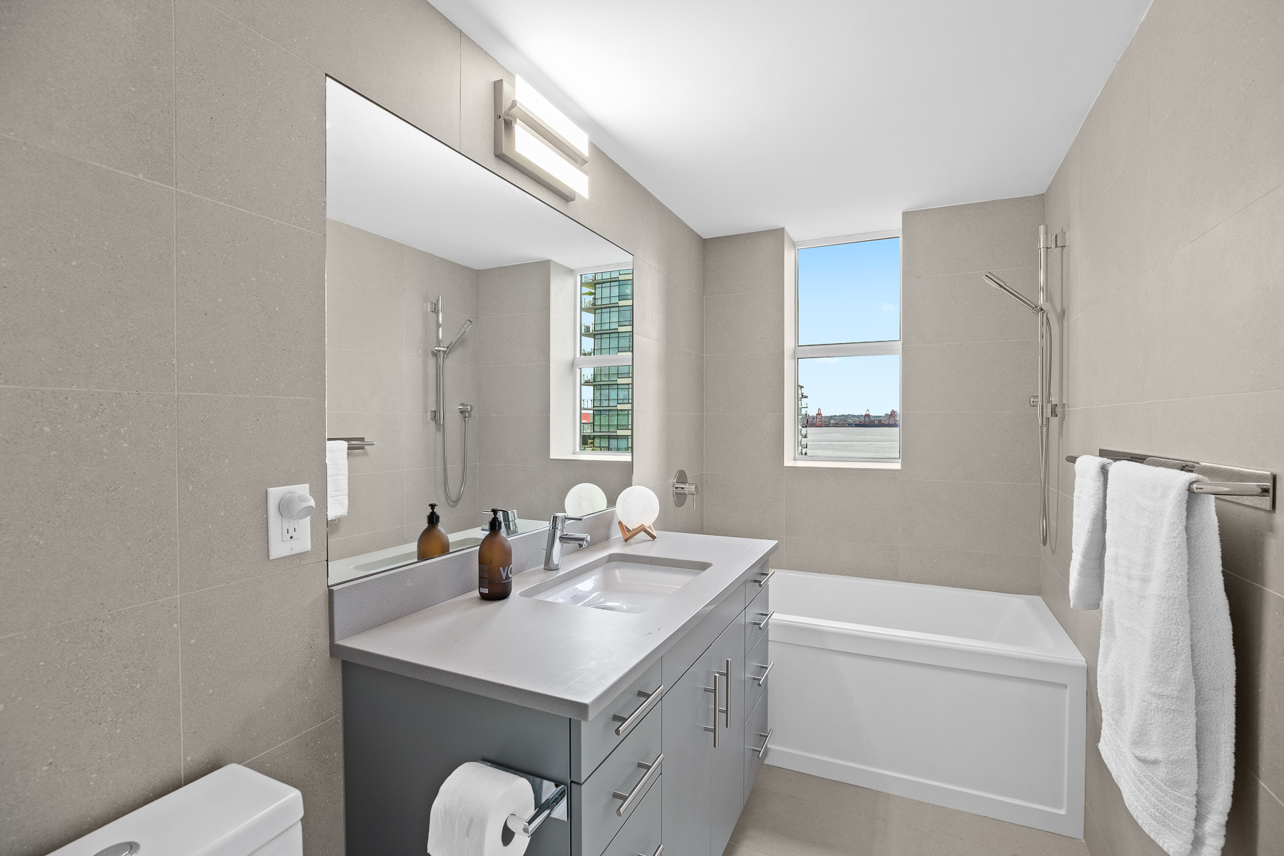 TH17 - 188 E Esplanade Street, North Vancouver