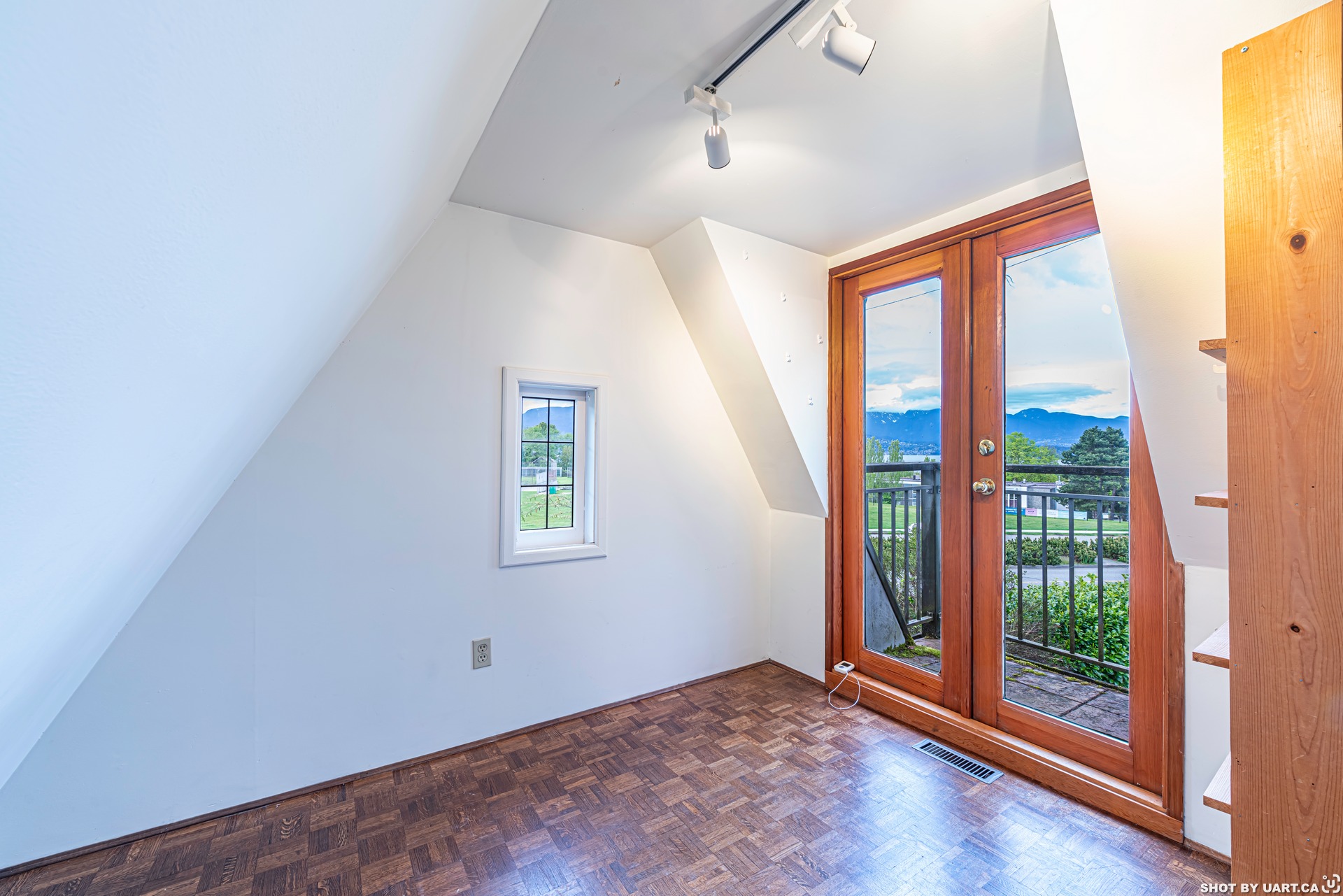 4296 W 8TH AVE, Vancouver