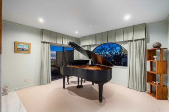 IMMACULATE FAMILY RESIDENCE WITH OCEAN & CITY VIEWS - 2527 Westhill Drive, West Vancouver