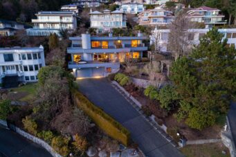 IMMACULATE FAMILY RESIDENCE WITH OCEAN & CITY VIEWS - 2527 Westhill Drive, West Vancouver