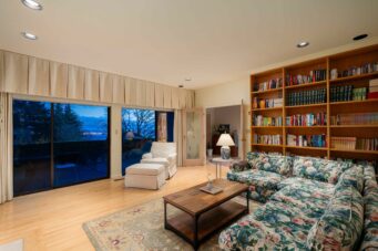 IMMACULATE FAMILY RESIDENCE WITH OCEAN & CITY VIEWS - 2527 Westhill Drive, West Vancouver