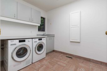 IMMACULATE FAMILY RESIDENCE WITH OCEAN & CITY VIEWS - 2527 Westhill Drive, West Vancouver