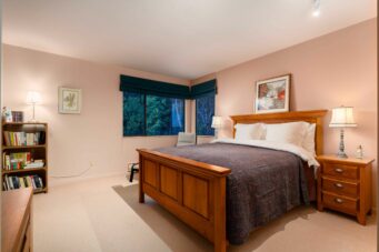 IMMACULATE FAMILY RESIDENCE WITH OCEAN & CITY VIEWS - 2527 Westhill Drive, West Vancouver