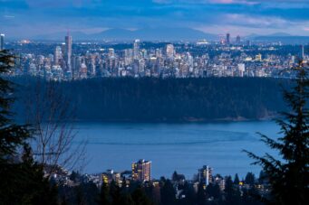 IMMACULATE FAMILY RESIDENCE WITH OCEAN & CITY VIEWS - 2527 Westhill Drive, West Vancouver