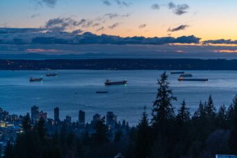 IMMACULATE FAMILY RESIDENCE WITH OCEAN & CITY VIEWS - 2527 Westhill Drive, West Vancouver