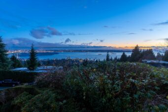 IMMACULATE FAMILY RESIDENCE WITH OCEAN & CITY VIEWS - 2527 Westhill Drive, West Vancouver