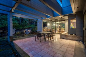 IMMACULATE FAMILY RESIDENCE WITH OCEAN & CITY VIEWS - 2527 Westhill Drive, West Vancouver