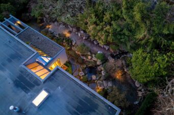 IMMACULATE FAMILY RESIDENCE WITH OCEAN & CITY VIEWS - 2527 Westhill Drive, West Vancouver