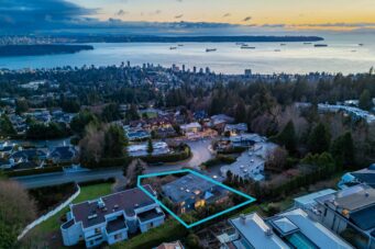 IMMACULATE FAMILY RESIDENCE WITH OCEAN & CITY VIEWS - 2527 Westhill Drive, West Vancouver