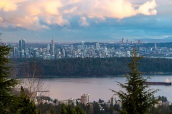 IMMACULATE FAMILY RESIDENCE WITH OCEAN & CITY VIEWS - 2527 Westhill Drive, West Vancouver