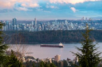 IMMACULATE FAMILY RESIDENCE WITH OCEAN & CITY VIEWS - 2527 Westhill Drive, West Vancouver