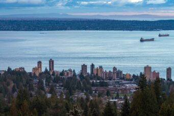 IMMACULATE FAMILY RESIDENCE WITH OCEAN & CITY VIEWS - 2527 Westhill Drive, West Vancouver