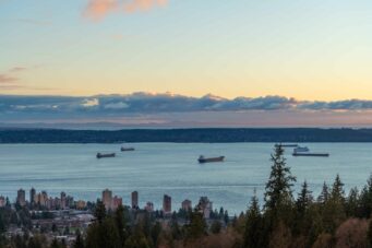 IMMACULATE FAMILY RESIDENCE WITH OCEAN & CITY VIEWS - 2527 Westhill Drive, West Vancouver