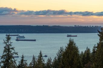 IMMACULATE FAMILY RESIDENCE WITH OCEAN & CITY VIEWS - 2527 Westhill Drive, West Vancouver