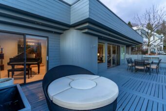 IMMACULATE FAMILY RESIDENCE WITH OCEAN & CITY VIEWS - 2527 Westhill Drive, West Vancouver