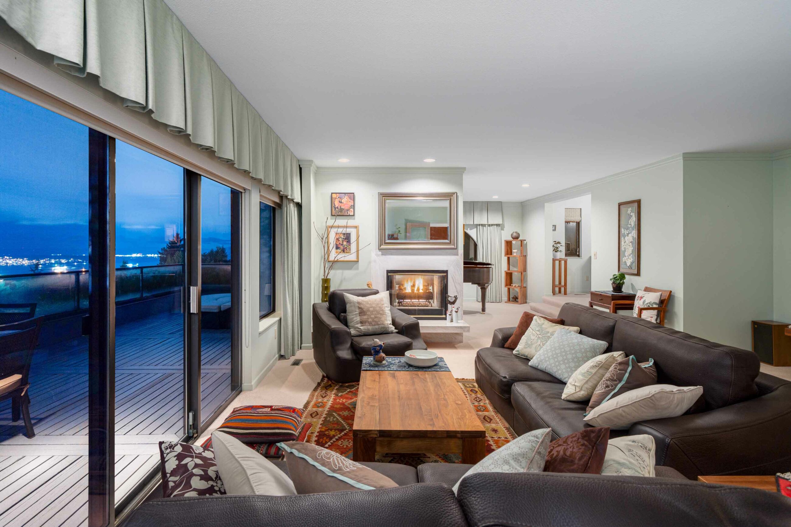 IMMACULATE FAMILY RESIDENCE WITH OCEAN & CITY VIEWS - 2527 Westhill Drive, West Vancouver