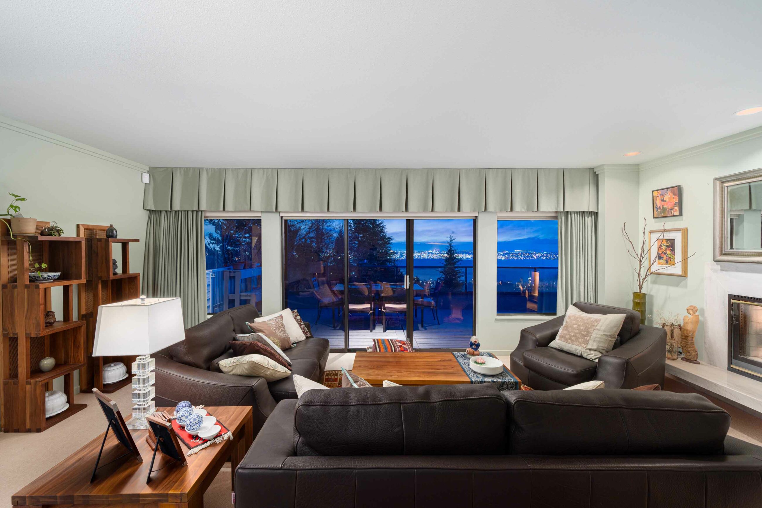 IMMACULATE FAMILY RESIDENCE WITH OCEAN & CITY VIEWS - 2527 Westhill Drive, West Vancouver