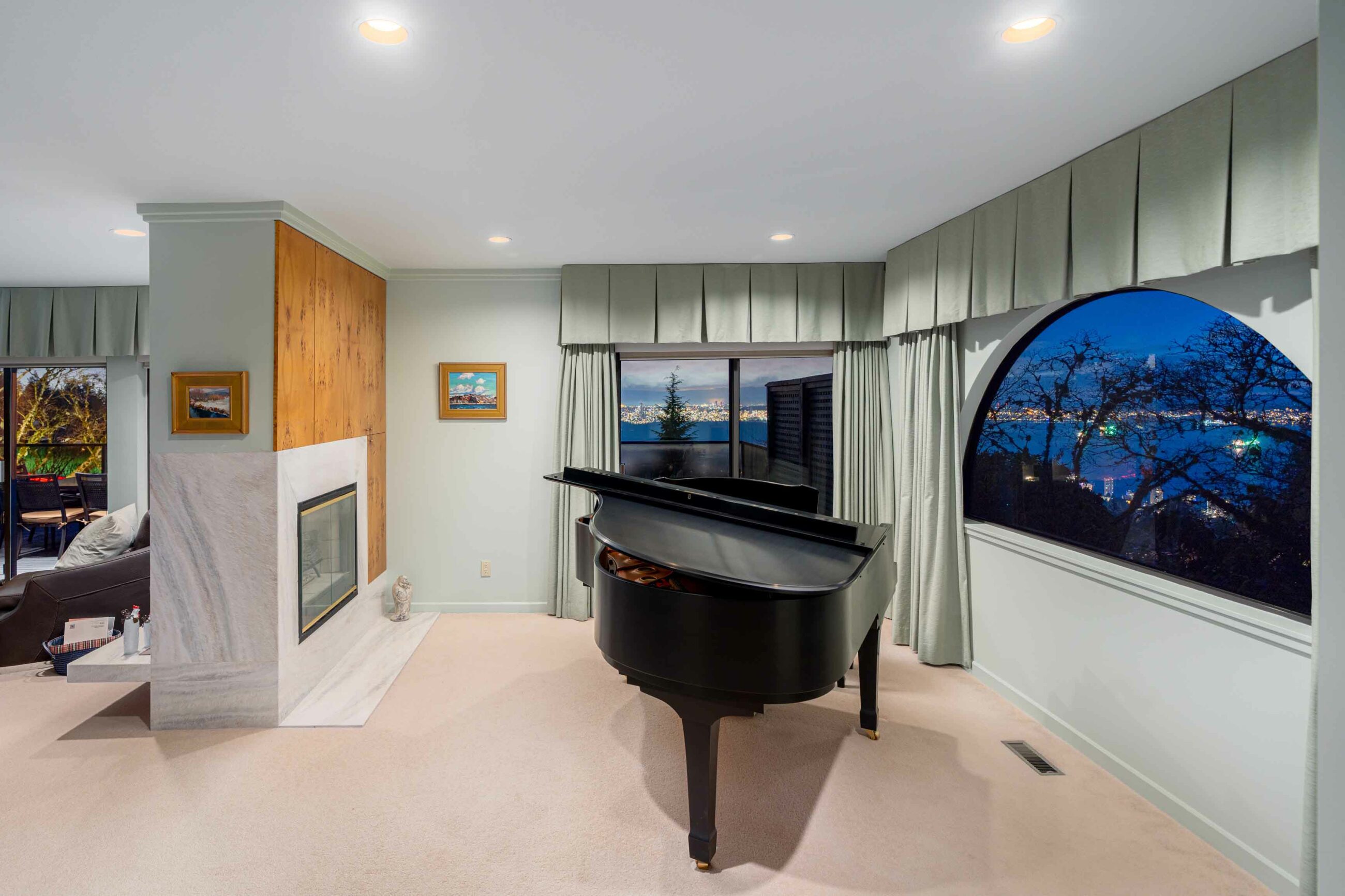 IMMACULATE FAMILY RESIDENCE WITH OCEAN & CITY VIEWS - 2527 Westhill Drive, West Vancouver