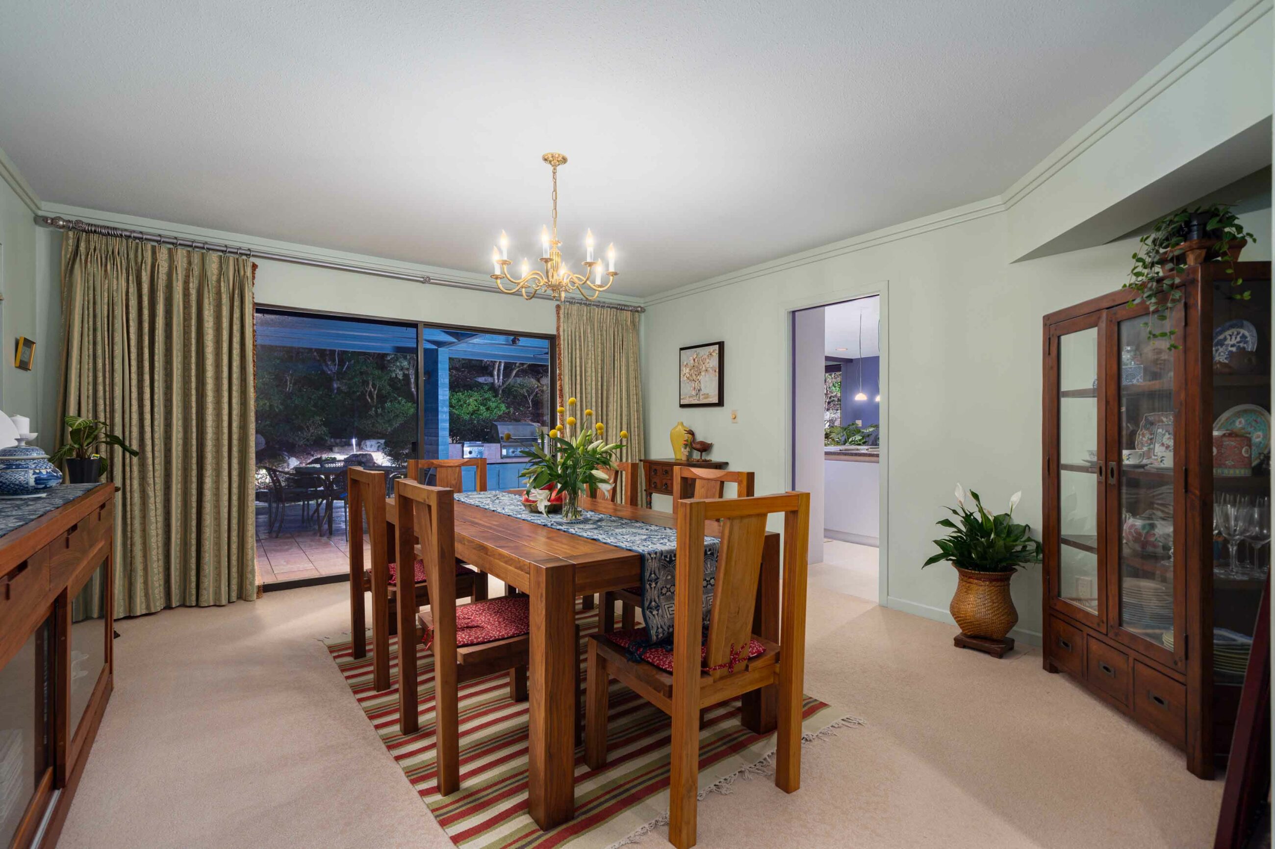 IMMACULATE FAMILY RESIDENCE WITH OCEAN & CITY VIEWS - 2527 Westhill Drive, West Vancouver