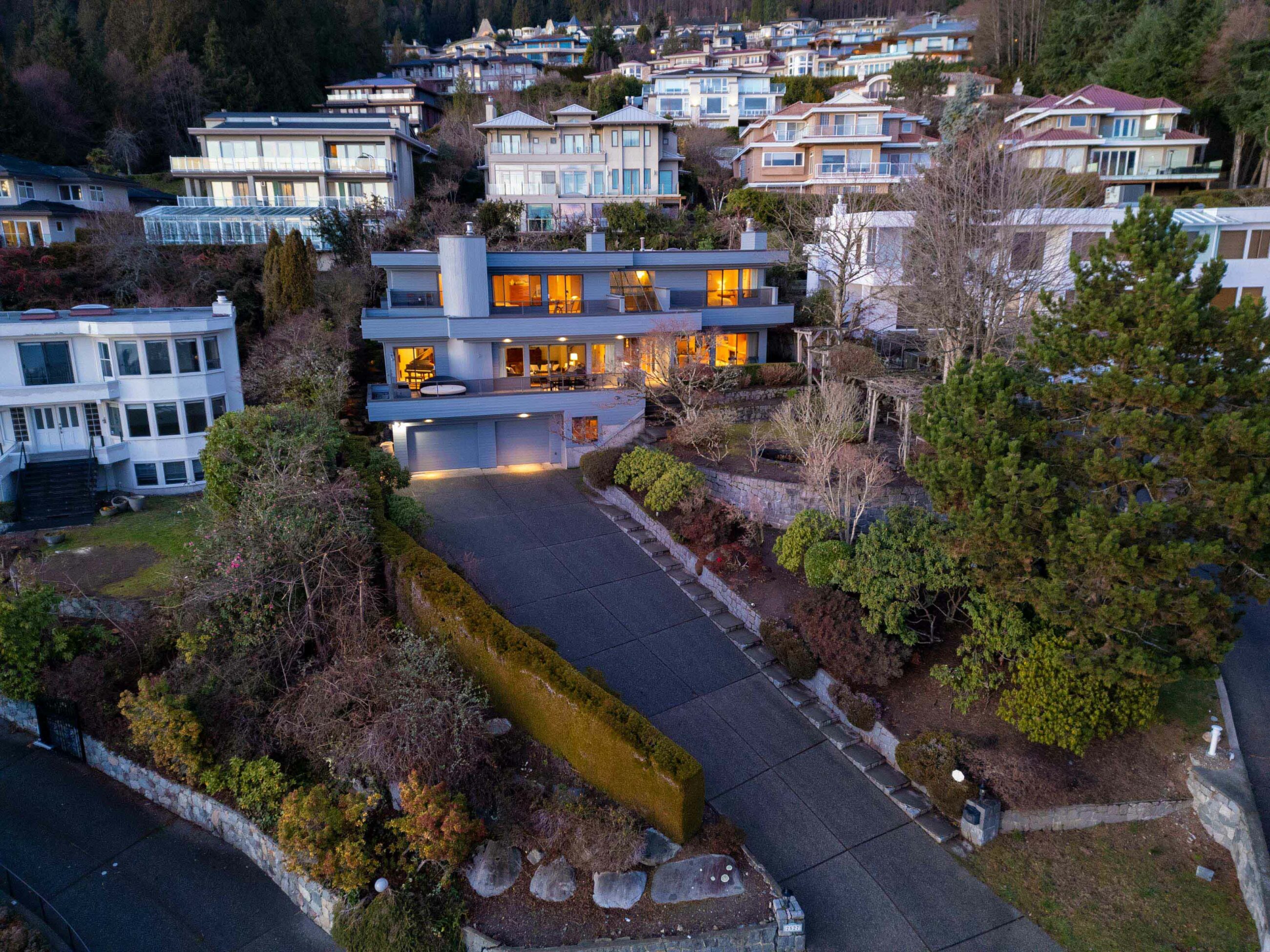 IMMACULATE FAMILY RESIDENCE WITH OCEAN & CITY VIEWS – 2527 Westhill Drive, West Vancouver