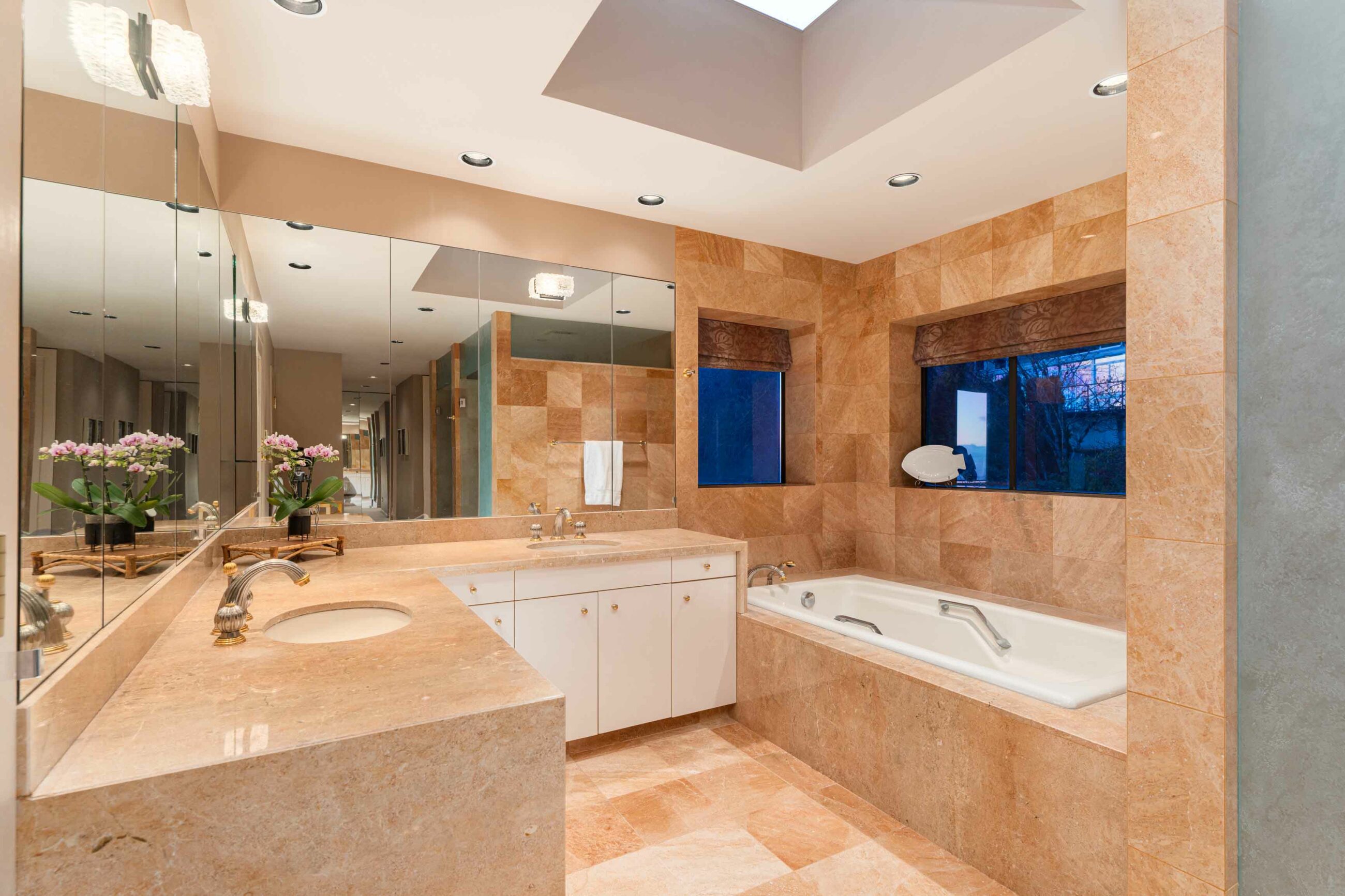 IMMACULATE FAMILY RESIDENCE WITH OCEAN & CITY VIEWS - 2527 Westhill Drive, West Vancouver