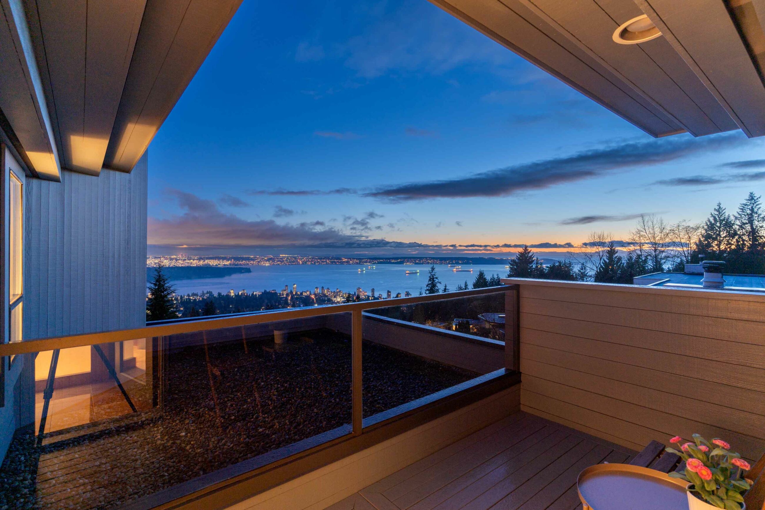 IMMACULATE FAMILY RESIDENCE WITH OCEAN & CITY VIEWS - 2527 Westhill Drive, West Vancouver