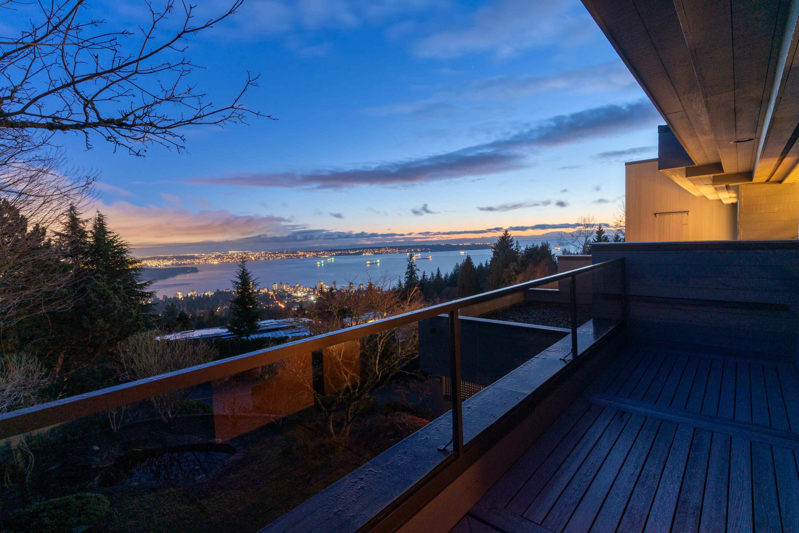 IMMACULATE FAMILY RESIDENCE WITH OCEAN & CITY VIEWS - 2527 Westhill Drive, West Vancouver