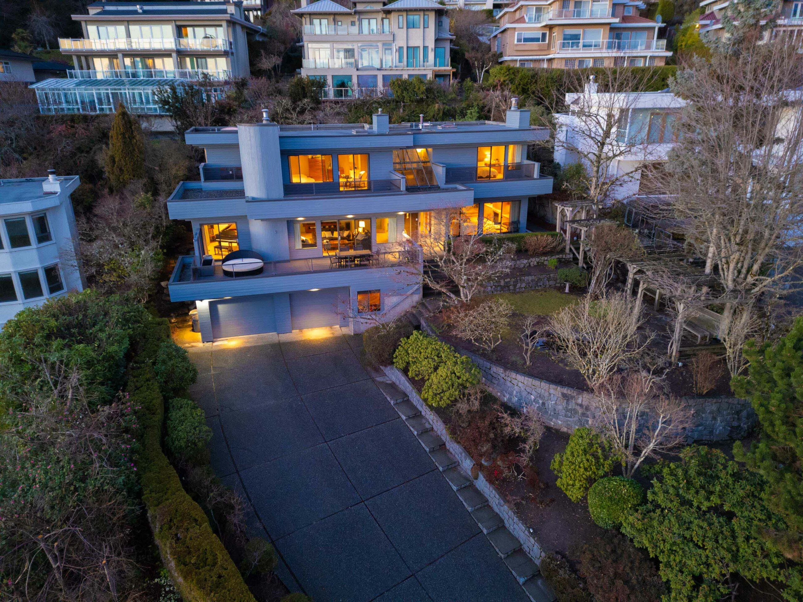 IMMACULATE FAMILY RESIDENCE WITH OCEAN & CITY VIEWS - 2527 Westhill Drive, West Vancouver