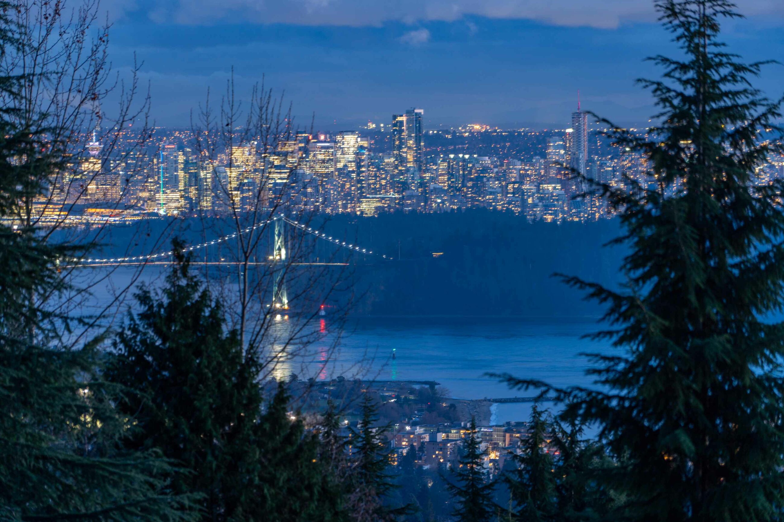 IMMACULATE FAMILY RESIDENCE WITH OCEAN & CITY VIEWS - 2527 Westhill Drive, West Vancouver