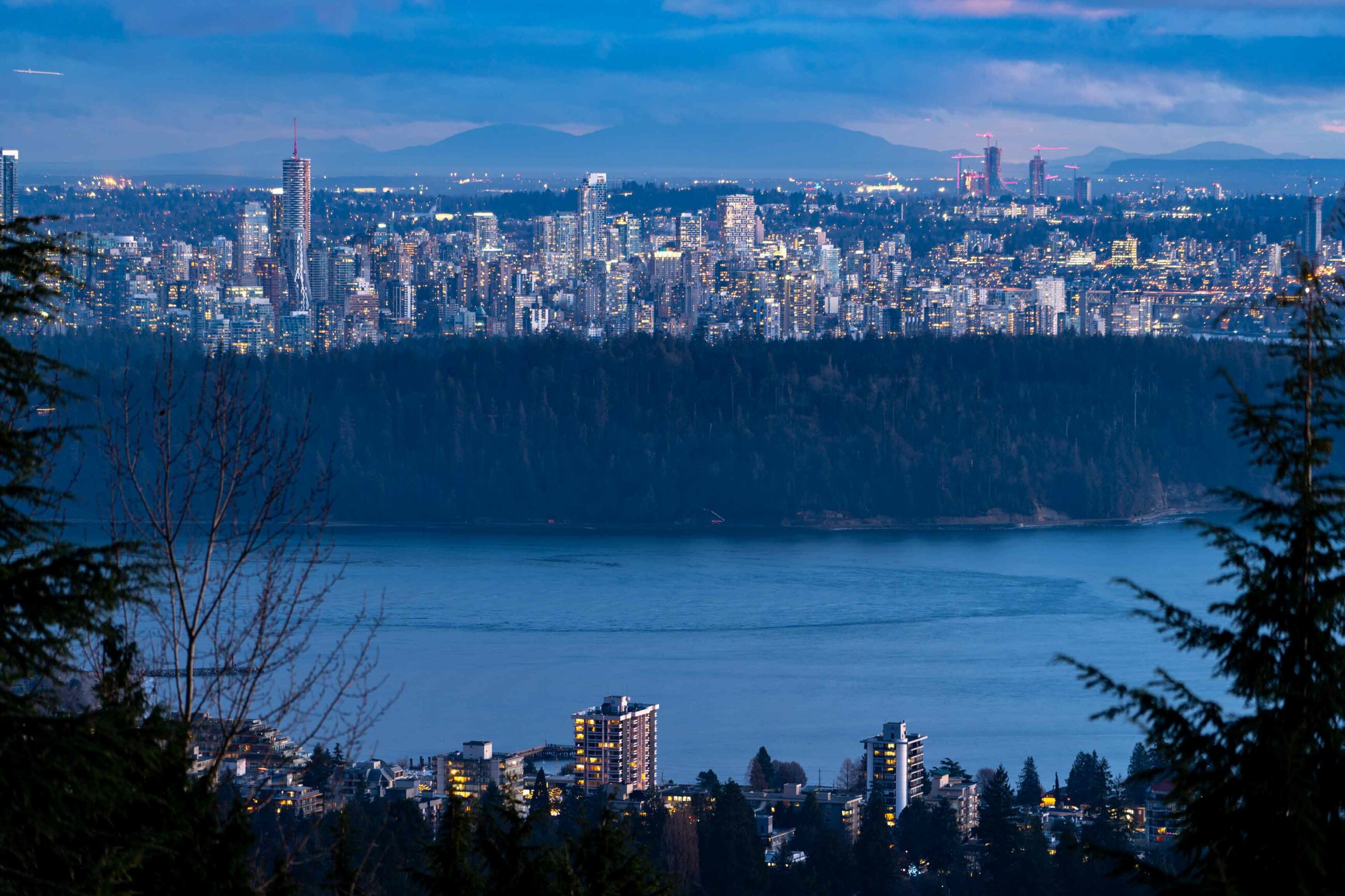 IMMACULATE FAMILY RESIDENCE WITH OCEAN & CITY VIEWS - 2527 Westhill Drive, West Vancouver