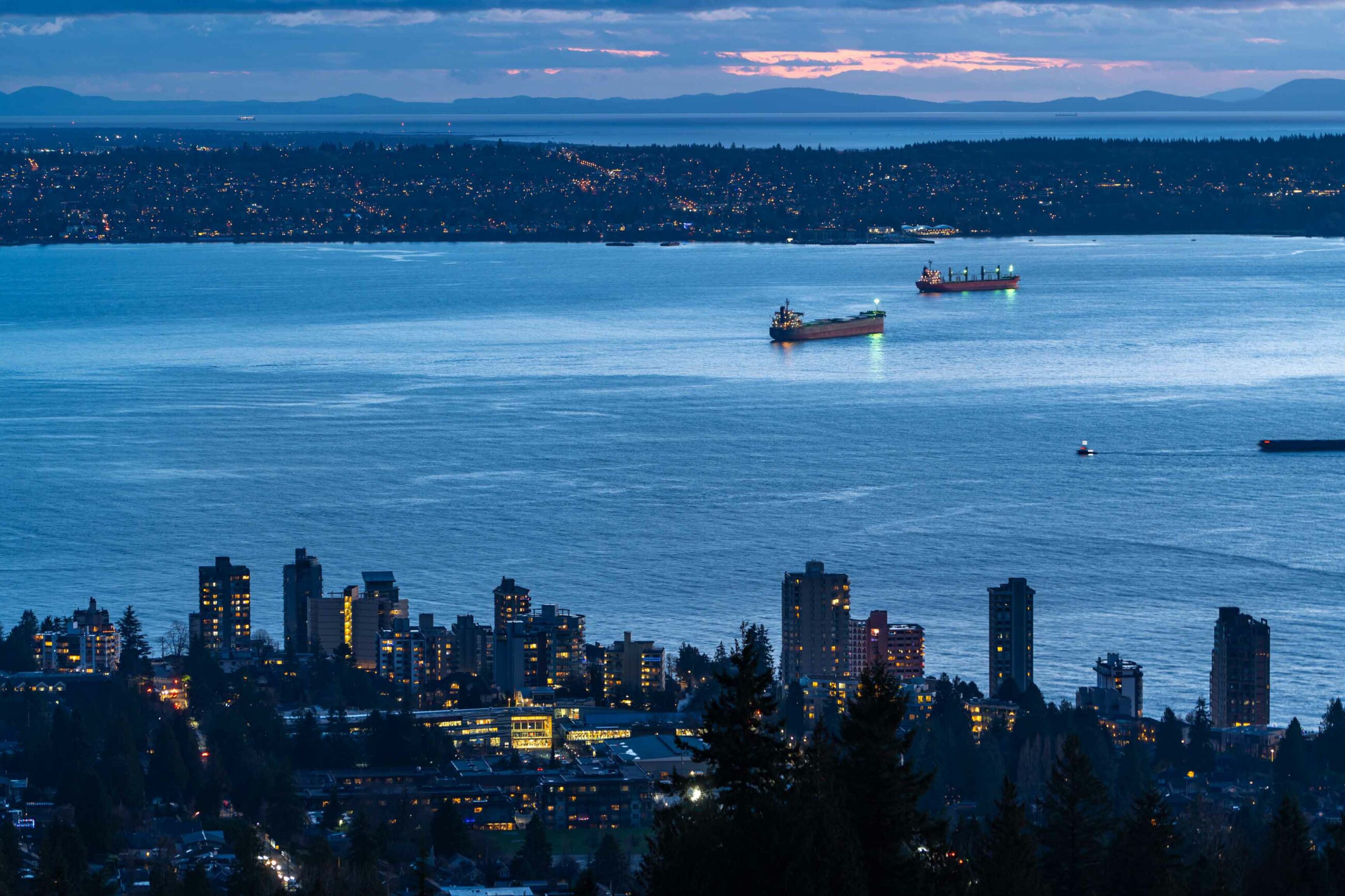 IMMACULATE FAMILY RESIDENCE WITH OCEAN & CITY VIEWS - 2527 Westhill Drive, West Vancouver