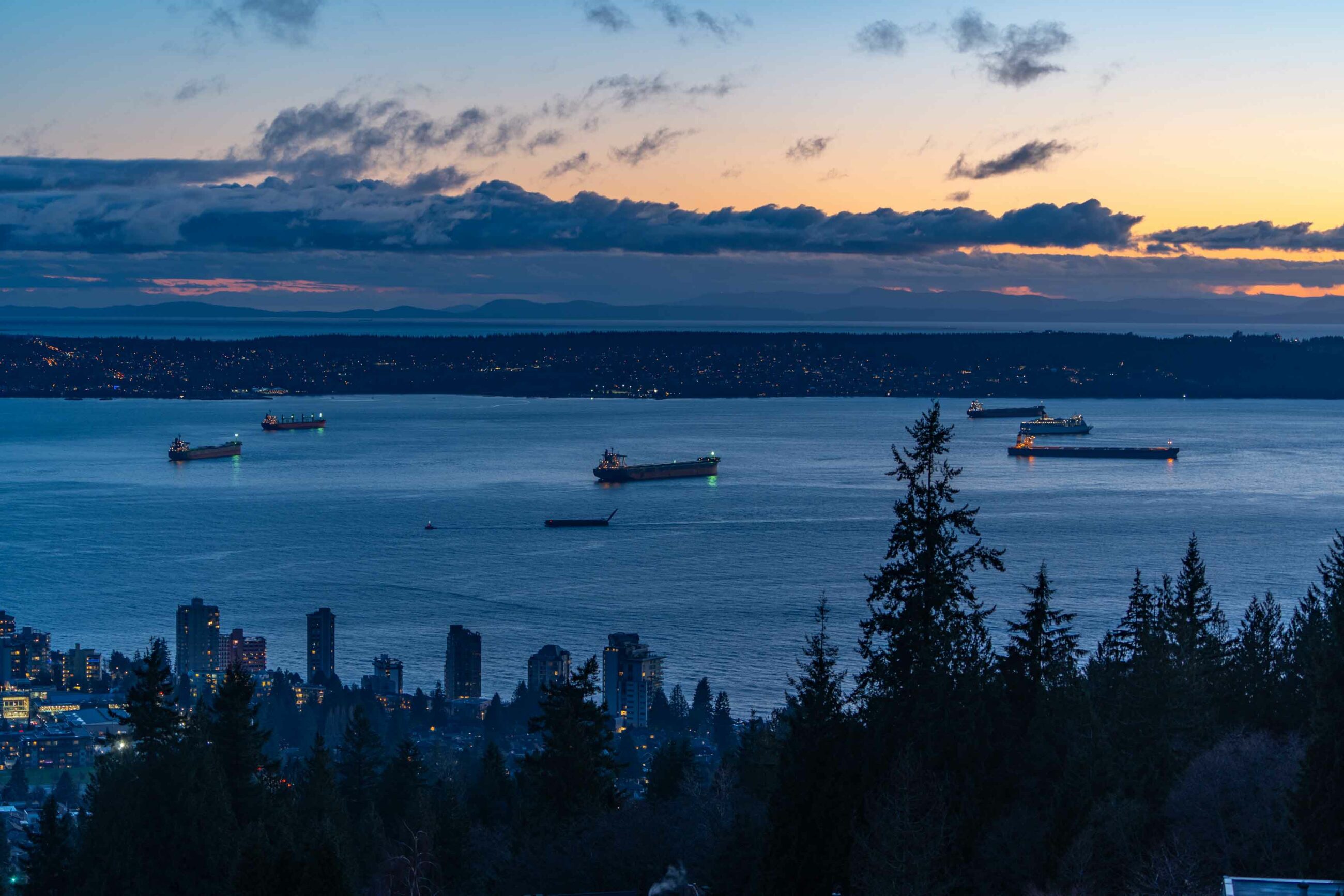 IMMACULATE FAMILY RESIDENCE WITH OCEAN & CITY VIEWS - 2527 Westhill Drive, West Vancouver