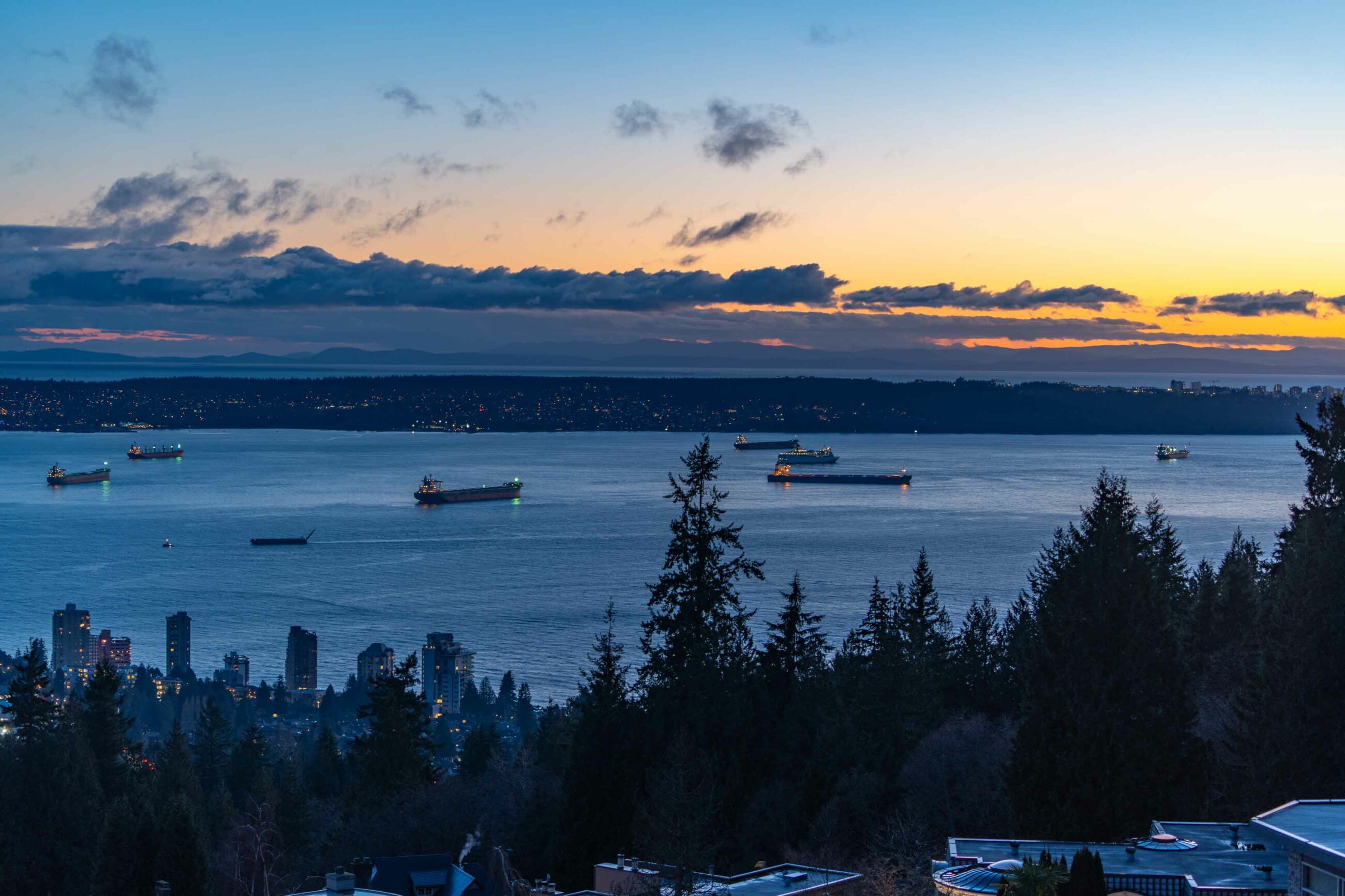 IMMACULATE FAMILY RESIDENCE WITH OCEAN & CITY VIEWS - 2527 Westhill Drive, West Vancouver