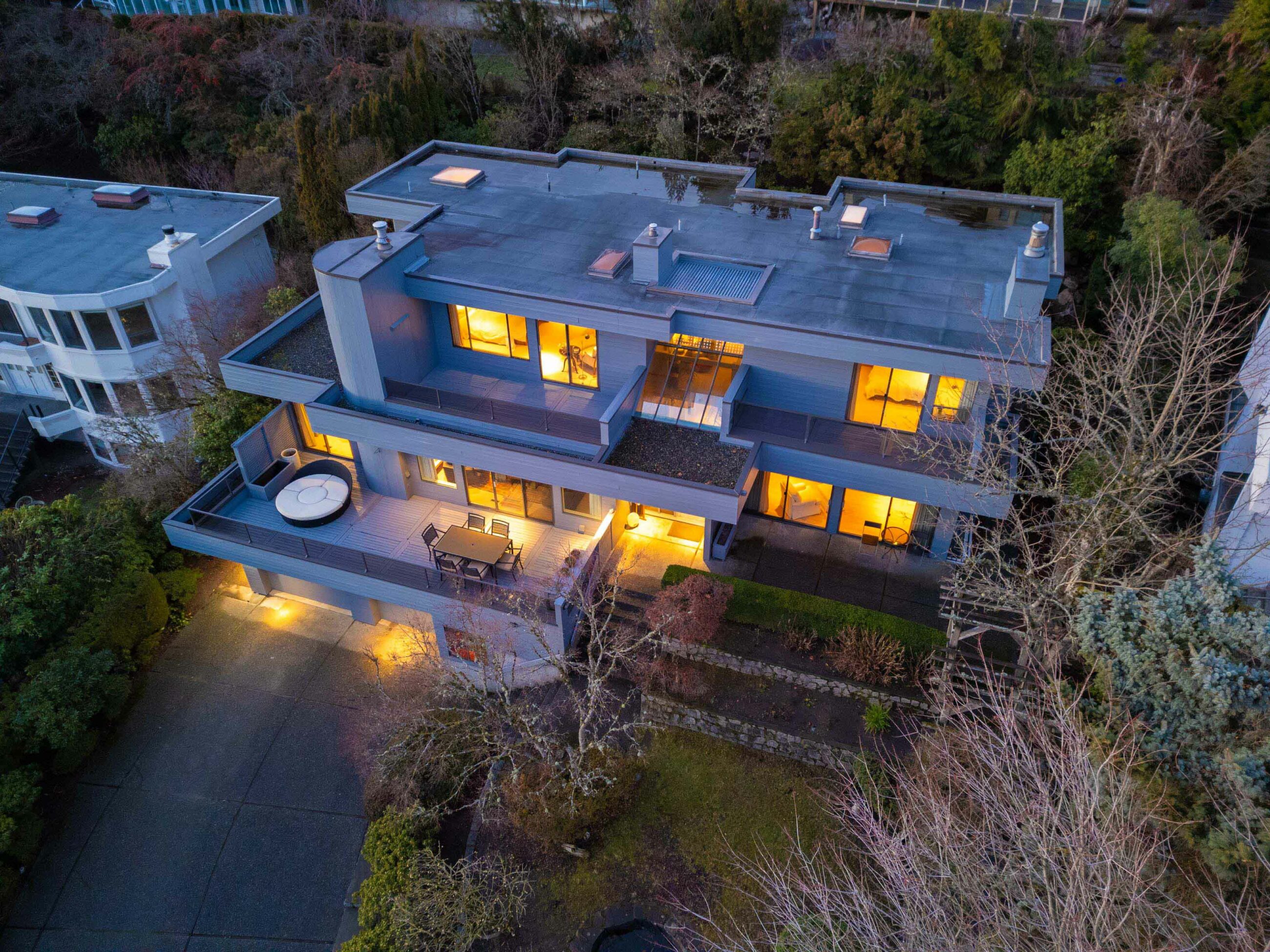 IMMACULATE FAMILY RESIDENCE WITH OCEAN & CITY VIEWS - 2527 Westhill Drive, West Vancouver