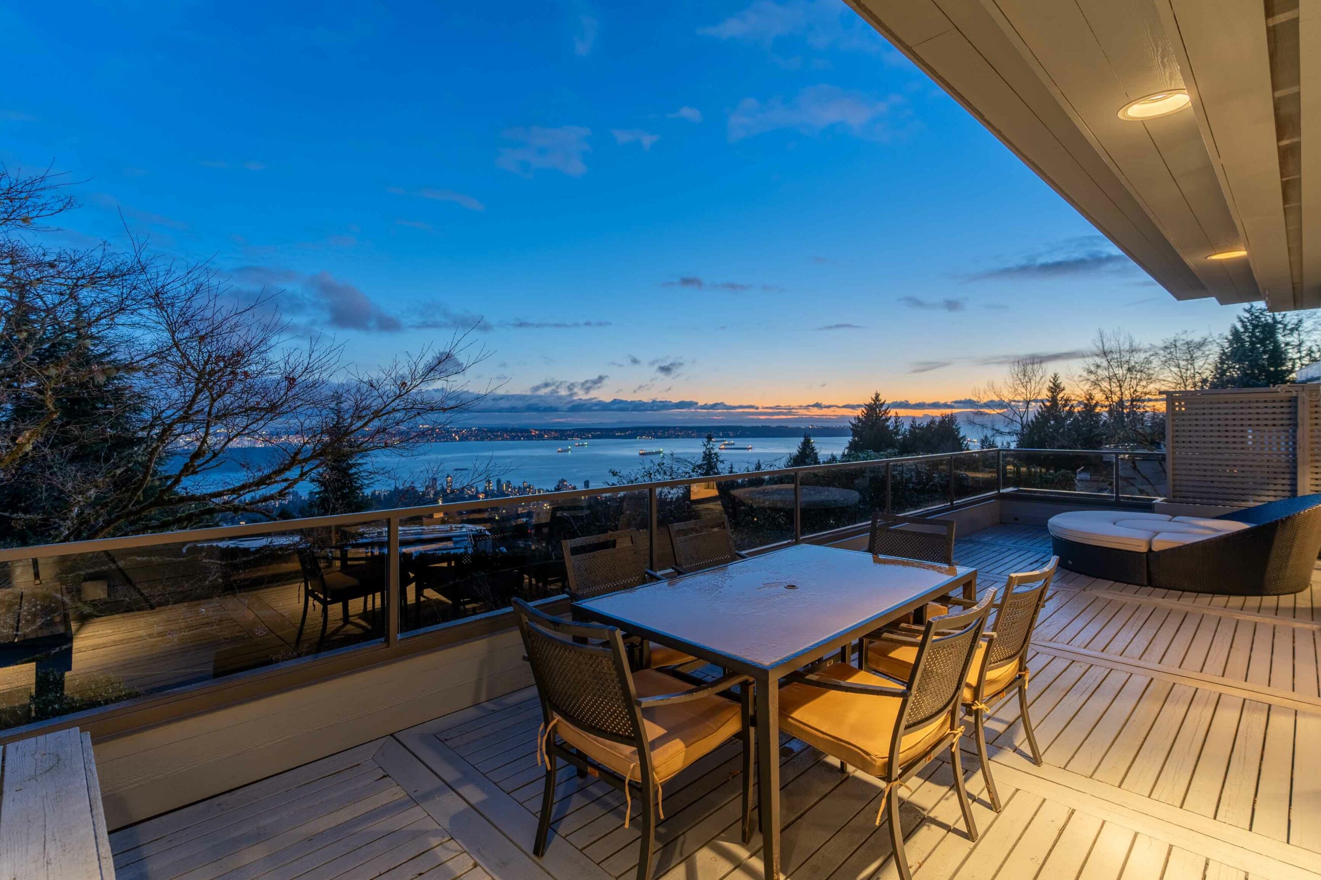 IMMACULATE FAMILY RESIDENCE WITH OCEAN & CITY VIEWS - 2527 Westhill Drive, West Vancouver