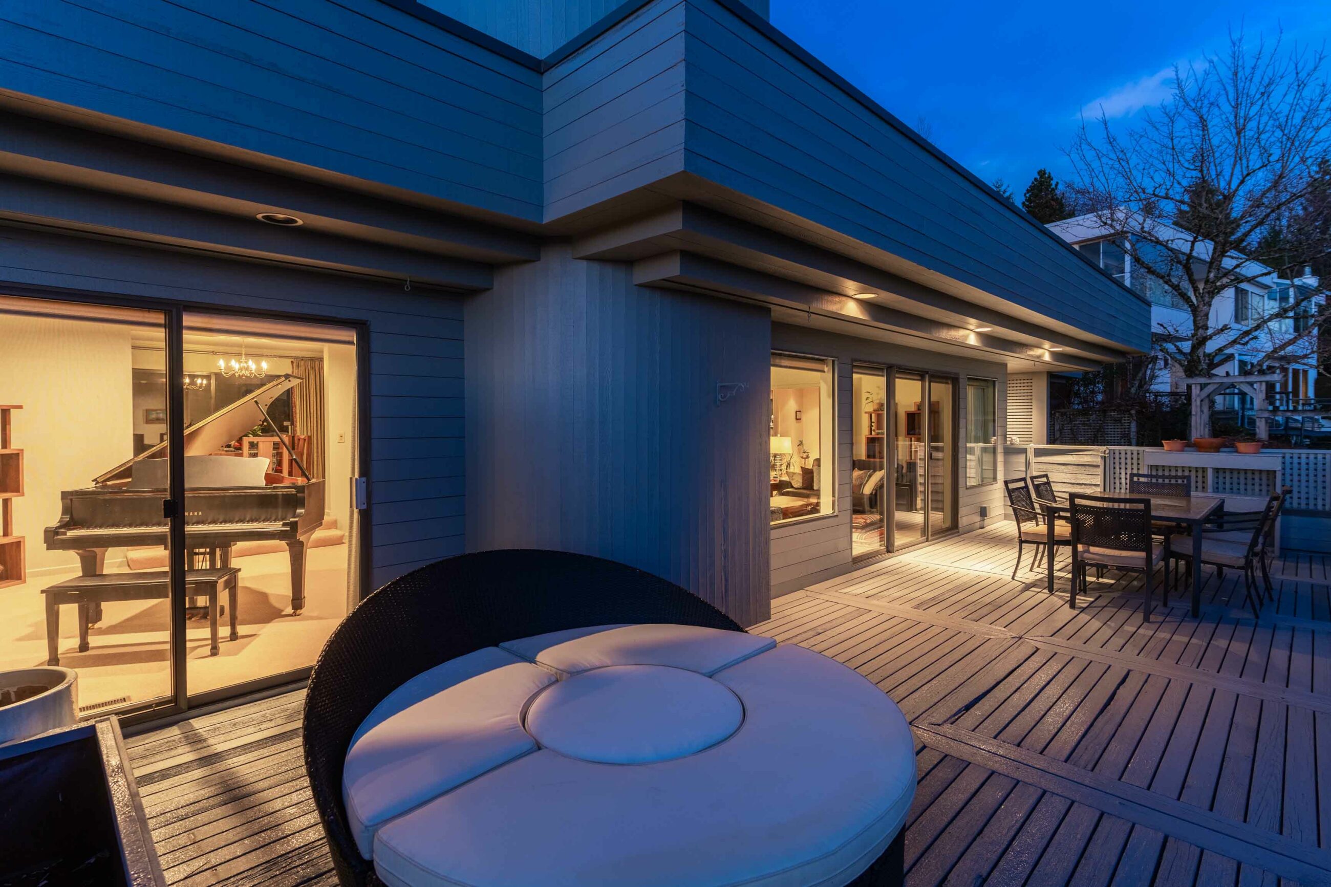 IMMACULATE FAMILY RESIDENCE WITH OCEAN & CITY VIEWS - 2527 Westhill Drive, West Vancouver